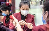Người dân Hà Nội bịt khẩu trang phòng virus Corona mua vàng
